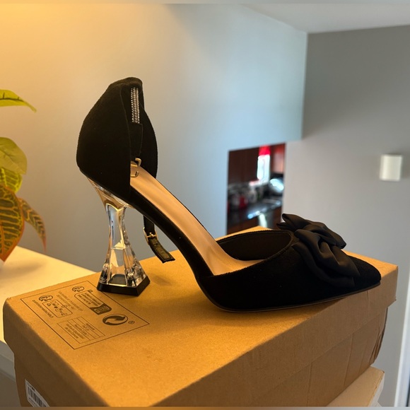 Elegant Black Heels with Bow Accent - Picture 5 of 5